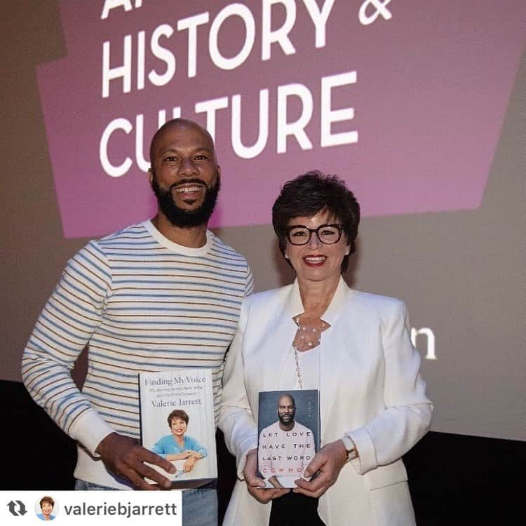 コモンさんのインスタグラム写真 - (コモンInstagram)「#Repost from @valeriebjarrett  #findingmyvoice #letlovebethelastword Thank you for the thought provoking discussion.  And oh yea, your new book!」5月16日 4時28分 - common