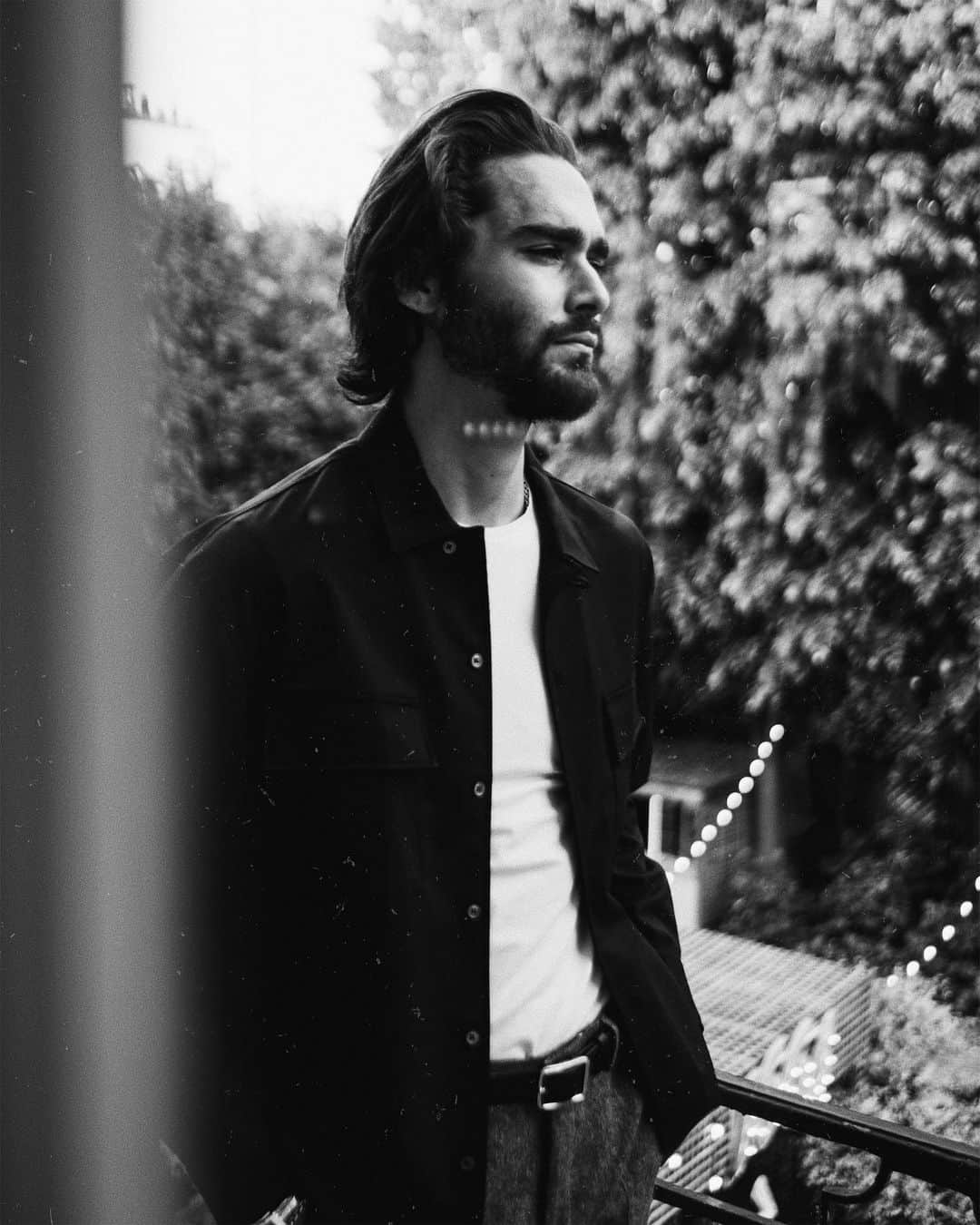 NICOLAS SIMOESのインスタグラム：「Afternoon at @atelier1664 | worked, had lunch with my mum and a beer with an old friend. Such a good time 📸🍻 More on insta stories! ** Ouvert jusqu’au 30 mai de 12h à minuit! Et les sweats personnalisés sont dispo à la vente! #TellementFrançais #Atelier1664」