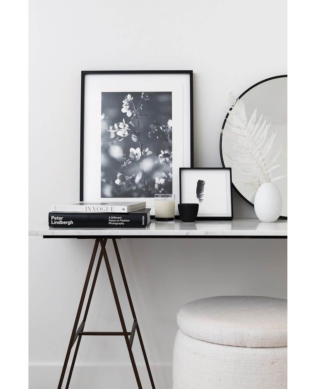 エリン フェザーストンのインスタグラム：「Inside the guest room of my NYC renovation- I love the layered look of black and white elements on my marble @luluandgeorgia desk. 📷@selliottphoto #thefetherednest」