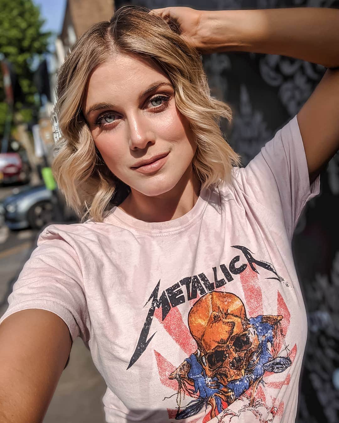 Ashley Jamesさんのインスタグラム写真 - (Ashley JamesInstagram)「Is it wrong to wear a band tee if you don't know any of the band's songs? Asking for a friend. 🤷🏼‍♀️😆 Got my hair cut and coloured today by my amazing stylist @zoeadamshair and it's honestly the first time my hair is back to looking like it did before it broke. It's taken Zoe working on it since February 2018, nightly @olaplexuk treatments and sleeping in a @silkelondon turban, but it's back to being healthy. I've mentioned what exactly Zoe did on my stories, but if you have any questions you can ask her directly, or book in to see her at @taylor_taylor_london in Notting Hill. She's the queen. 👑💁🏼‍♀️ #healthyhair #blonde」5月16日 4時45分 - ashleylouisejames