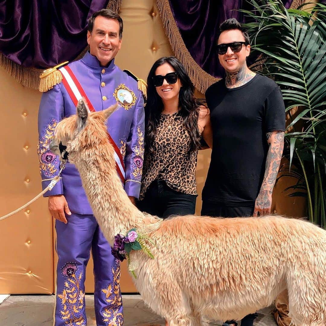 トニー・ペリーのインスタグラム：「Met the new mayor of Funner California Rob Riggle today. And also an alpaca. Life is weird sometimes. 🤙」