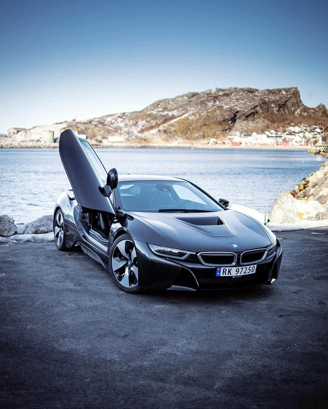 BMWのインスタグラム：「The best beach workout. #BMWrepost @gorg_f34 #BMW #BMWi8 @BMWi  __ BMW i8 Coupé: Energy consumption in kWh/100 km (combined): 11.9. Fuel consumption in l/100 km (combined): 2.1. CO2 emissions in g/km (combined): 49. The values of fuel consumptions, CO2 emissions and energy consumptions shown were determined according to the European Regulation (EC) 715/2007 in the version applicable at the time of type approval. The figures refer to a vehicle with basic configuration in Germany and the range shown considers optional equipment and the different size of wheels and tires available on the selected model. The values of the vehicles are already based on the new WLTP regulation and are translated back into NEDC-equivalent values in order to ensure the comparison between the vehicles. [With respect to these vehicles, for vehicle related taxes or other duties based (at least inter alia) on CO2-emissions the CO2 values may differ to the values stated here.] The CO2 efficiency specifications are determined according to Directive 1999/94/EC and the European Regulation in its current version applicable. The values shown are based on the fuel consumption, CO2 values and energy consumptions according to the NEDC cycle for the classification. For further information about the official fuel consumption and the specific CO2 emission of new passenger cars can be taken out of the „handbook of fuel consumption, the CO2 emission and power consumption of new passenger cars“, which is available at all selling points and at https://www.dat.de/angebote/verlagsprodukte/leitfaden-kraftstoffverbrauch.html.」