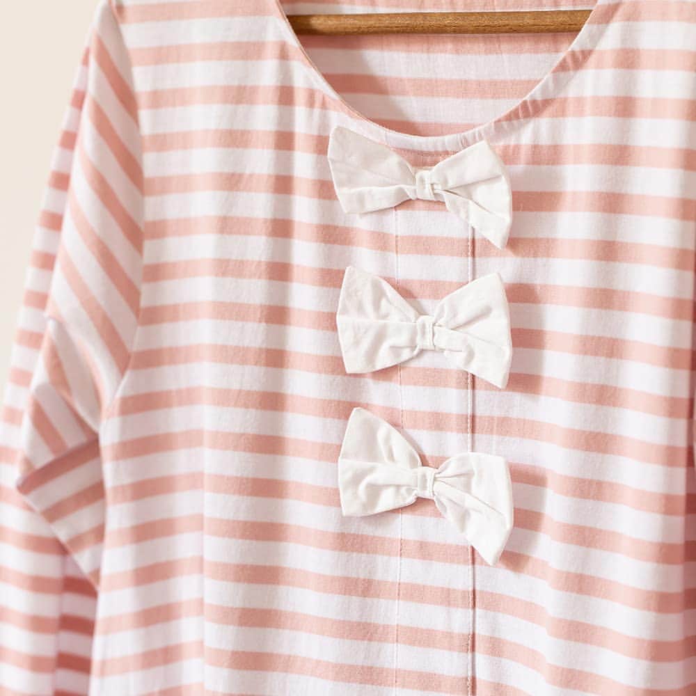 キャベジズ&ローゼズのインスタグラム：「All about the bows 🎀 on the Christian top in organic cotton. Make every day a special day.  #organiccotton #organicfashion #livinglifebeautifully #cabbagesandrosesfashion #cabbagesandroses #cabbagesandroseslifestyle #sustainablefashion #sustainableliving #everydaywear #comfortandjoy @christina_strutt @cabbagesandroses_shop」