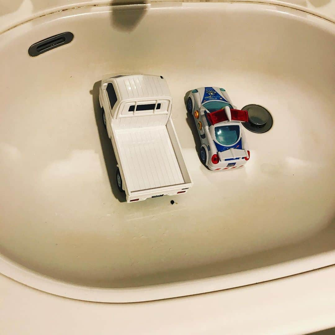 氷浦紫さんのインスタグラム写真 - (氷浦紫Instagram)「新しい駐車場  #洗面台#息子の仕業#子供の思考#1歳3ヶ月#トラック#軽トラ#パトカー#トイストーリー#TOYSTORY#BUZZ#バズライトイヤー#男の子ママ」5月16日 5時18分 - yukalihiula