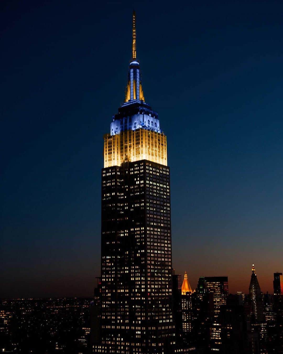 Empire State Buildingさんのインスタグラム写真 - (Empire State BuildingInstagram)「Our tower will illuminate in yellow & blue for the @PGA & the 2019 @pgachampionship tonight ahead of tomorrow’s opening round. #PGAChamp #LiveUnderPar 🏌️‍♀️」5月16日 5時19分 - empirestatebldg