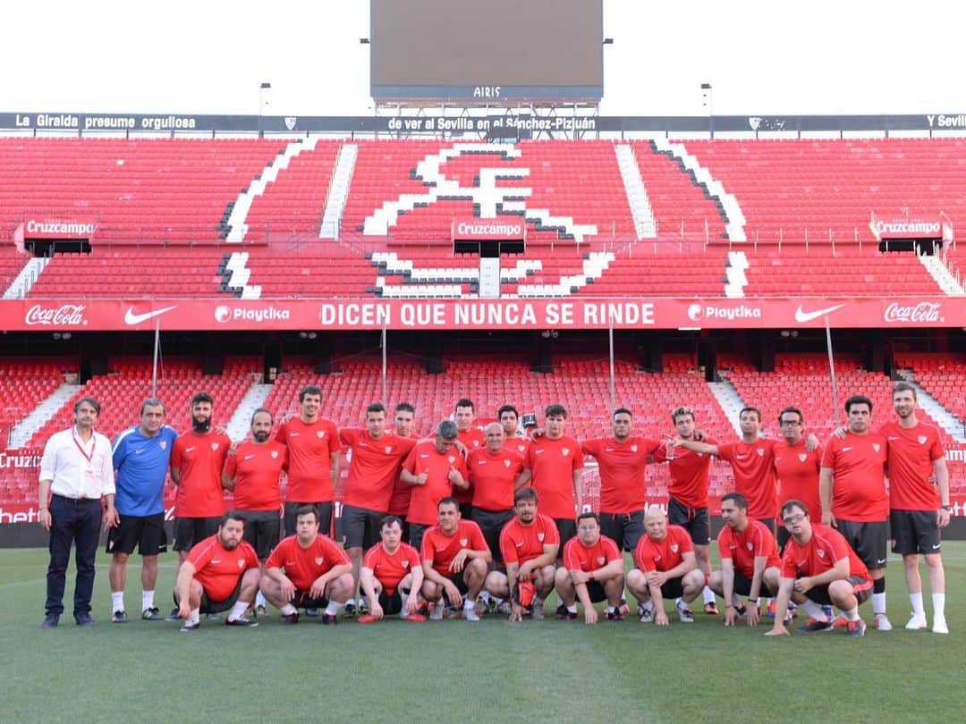 セビージャFCさんのインスタグラム写真 - (セビージャFCInstagram)「Entrenamiento inolvidable para nuestro #SevillaFCGenuine 🏟❤️ #LaLigaGenuineSantander #FundaciónSFC」5月16日 5時26分 - sevillafc