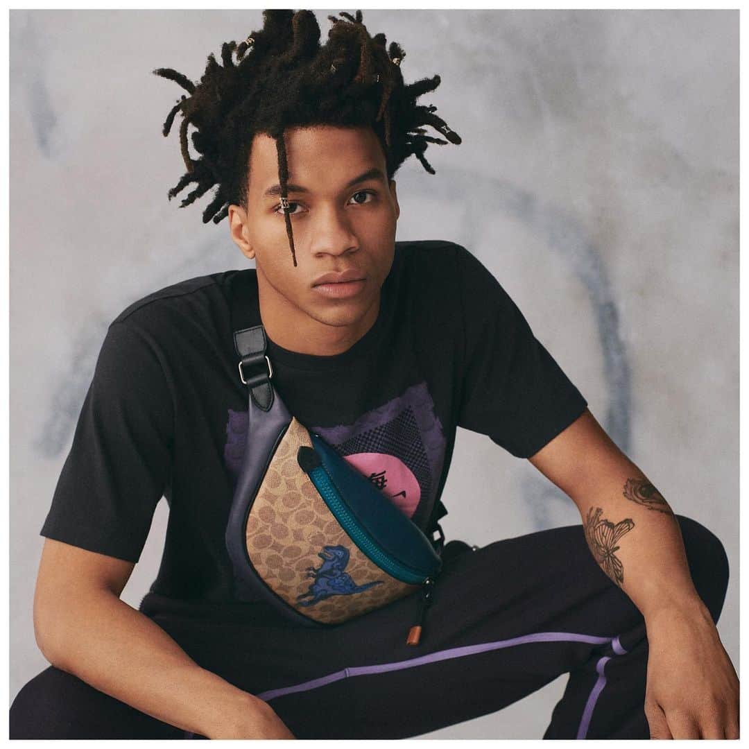 コーチさんのインスタグラム写真 - (コーチInstagram)「Our favorite T-rex is front and center on tees, utility packs and more. Are you ready for the Rexy Remix? #CoachShanghai #RexyTheCoachDino #CoachNY」5月16日 5時34分 - coach