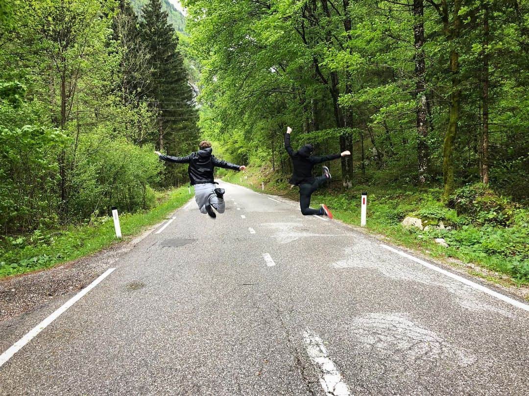 ジェイソン・ブラウンのインスタグラム：「Don’t worry Mom, we looked both ways before jumping in the street! 😉🛣✨🌿」