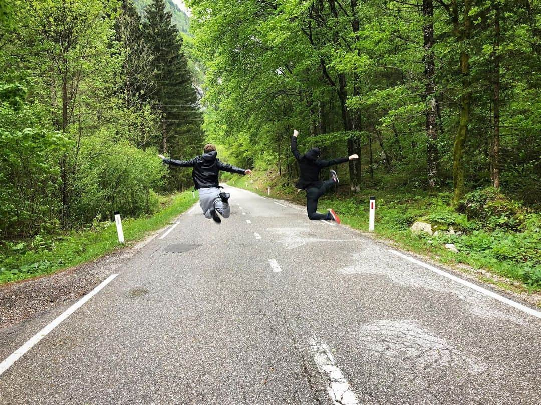 ジェイソン・ブラウンさんのインスタグラム写真 - (ジェイソン・ブラウンInstagram)「Don’t worry Mom, we looked both ways before jumping in the street! 😉🛣✨🌿」5月16日 5時37分 - jasonbskates