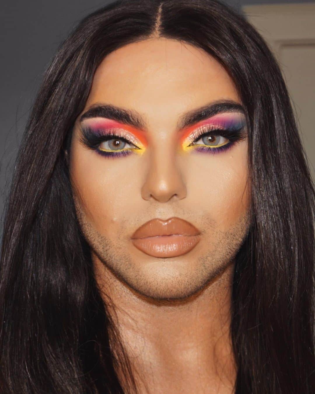 A riel D iazのインスタグラム：「AND I OOP-  Eyes: @plouise_makeup_academy basic brights bases, secret sinner palette & hint of desire on the Lid. @lillylashes ‘carmel’ Lashes. @colourpopcosmetics Crssd Liner. @milkmakeup  brow gel ‘diesel’ @desioeyes  sublime grey  Lips: @kkwbeauty nude 2 Lipliner & lipstick with @beccacosmetics liptuitive gloss  Face: @toofaced born this way Foundation in Tahoe & Concealer in Nude, @hudabeauty nymph Aphrodite all over chest and used as a glow primer & banana bread powder. ✨  Hair is from @lolashair styled with @theouai memory mist & texturizing spray.」