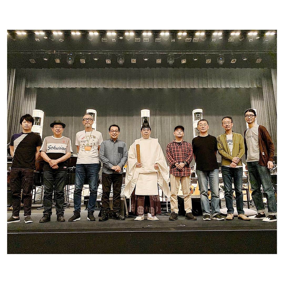 さだまさしさんのインスタグラム写真 - (さだまさしInstagram)「最終舞台リハーサル♬ ゲネプロ前に、奈良から岡本彰夫先生にお出で頂き、成功祈願、安全祈願のお祓いを執り行ないました。 いよいよ明後日１８日川口リリアから〜新自分風土記〜ツアー始まります❣️ . #新自分風土記  #さだまさし  #sadamasashi  #さだ工務店」5月16日 16時50分 - sada_masashi
