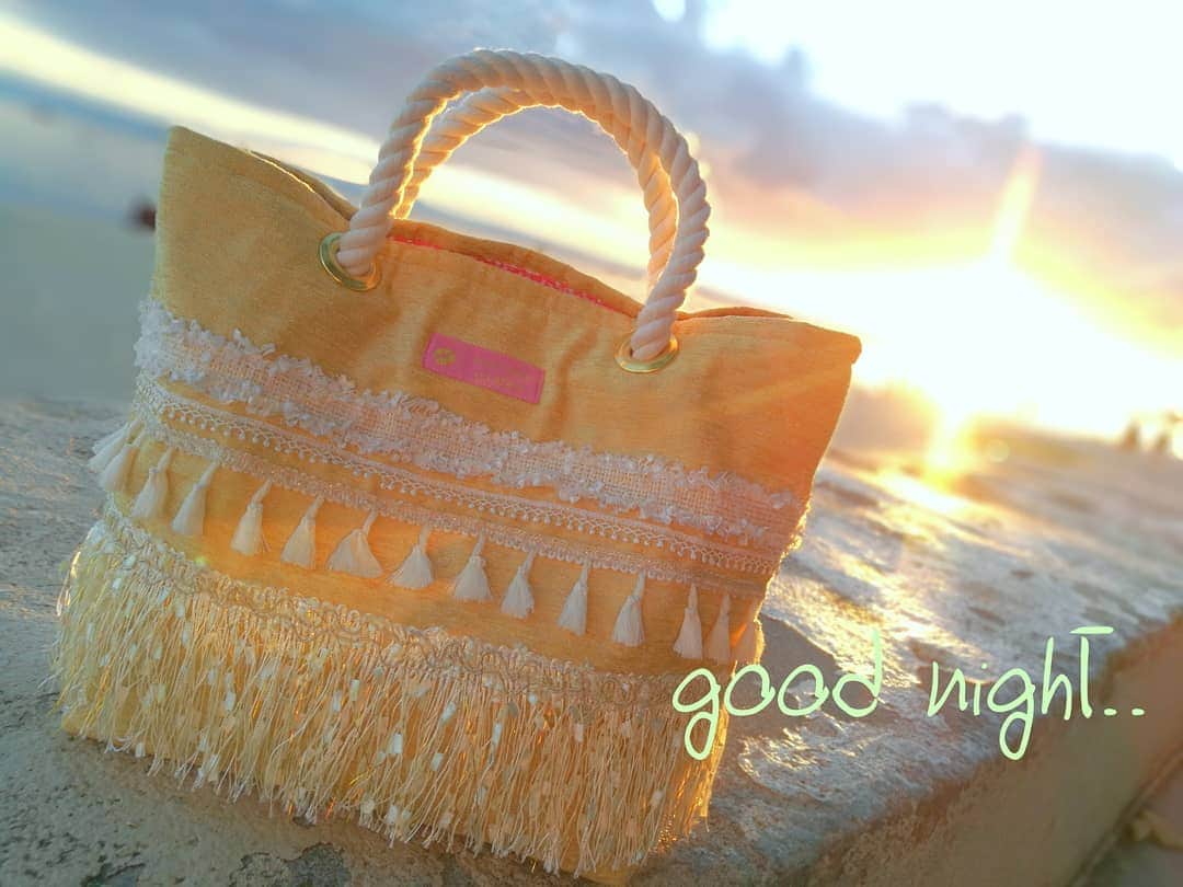 Moco Lima Hawaiiさんのインスタグラム写真 - (Moco Lima HawaiiInstagram)「Gold Pompom Tote Bag, Made By Moco #goodnight#today#longday#awesome#great#wonderful#nice#hawaii#love#smile#mylife#art#bag#designer#japanese#gold#sunset#beautiful#respect#nature#mocolima#モコリマハワイ#美しい#景色#毎日見たい#サンセット#おやすみなさい」5月16日 16時33分 - mocolimahawaii