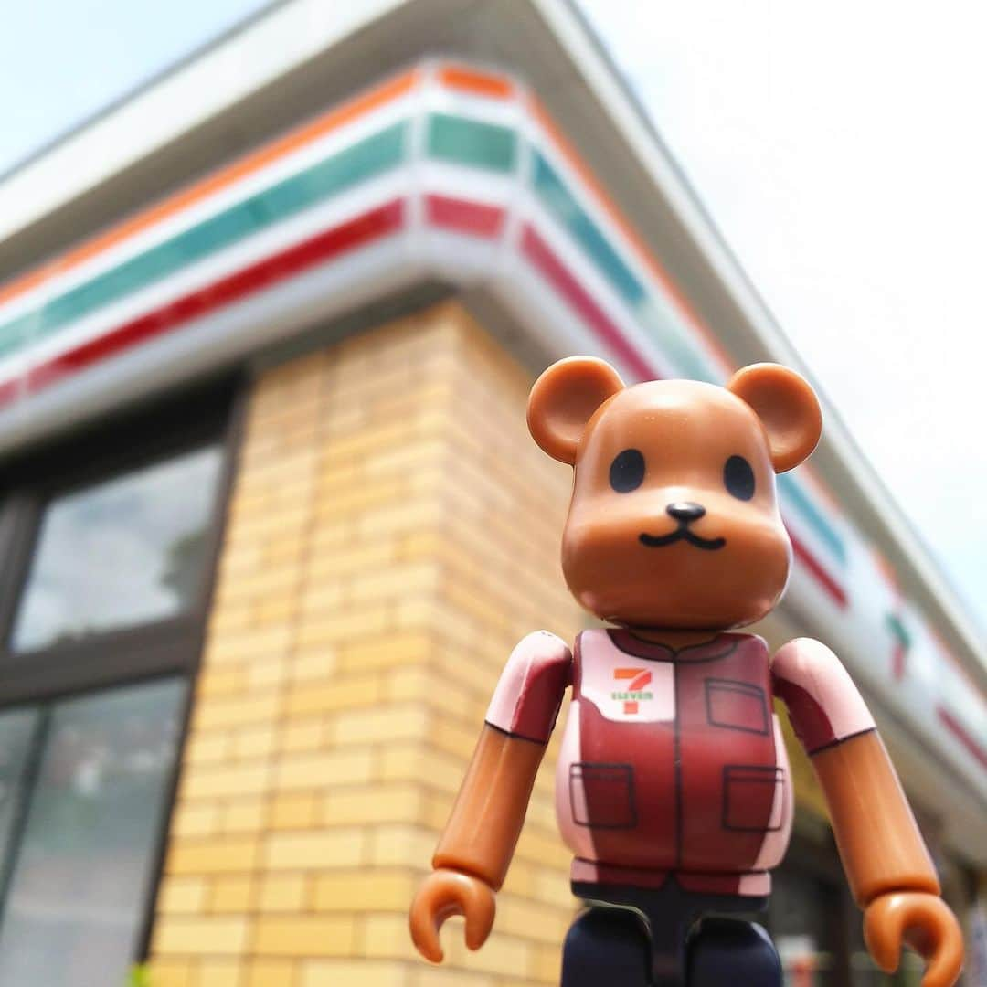 MEDICOM TOYさんのインスタグラム写真 - (MEDICOM TOYInstagram)「7-11🏪  #seveneleven #711 #bearbrick #medicomtoy #ベアブリック #メディコムトイ」5月16日 16時33分 - medicom_toy