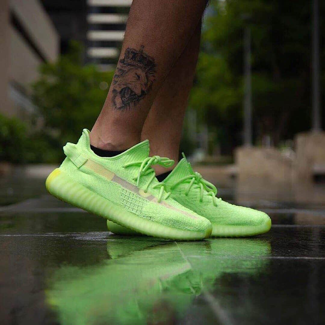 HYPEBEASTさんのインスタグラム写真 - (HYPEBEASTInstagram)「@hypebeastkicks: Here’s an on-feet look at the @adidas YEEZY BOOST 350 V2 "Glow-In-The-Dark.” It’s slated to release this summer for a reported price of $250 USD. Who’s copping?  Photo: @yankeekicks」5月16日 16時38分 - hypebeast