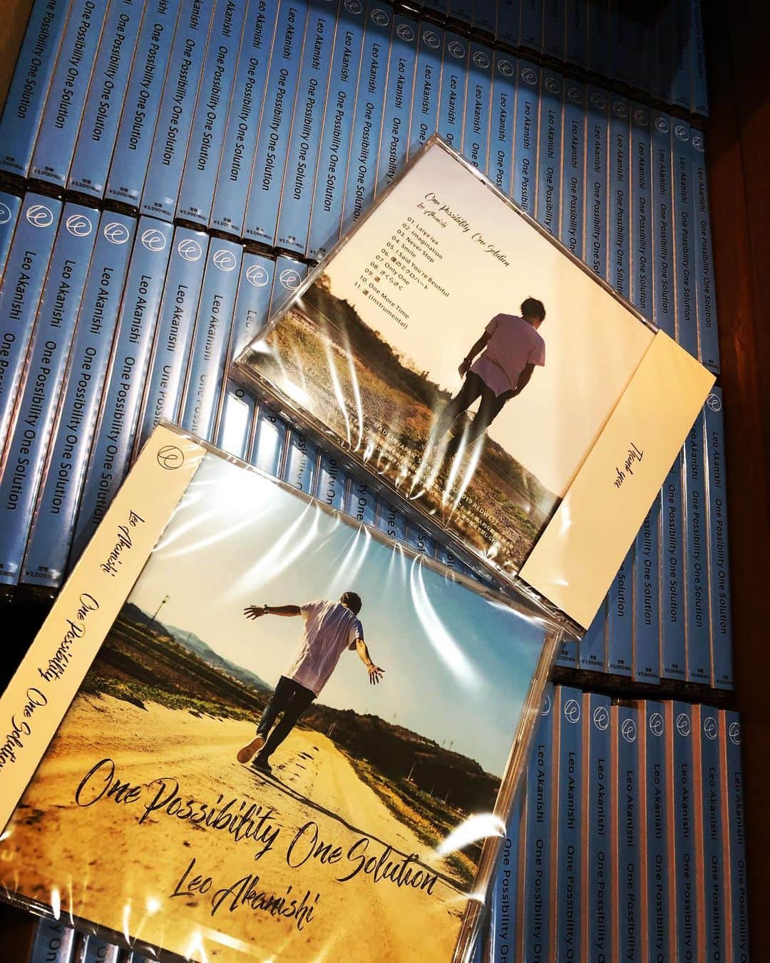 礼保さんのインスタグラム写真 - (礼保Instagram)「‪1st album ‬ ‪「one possibility one solution 」‬ ‪5／17 release‬ ‪届いた〜！間に合った〜！！！！‬ ‪よかった〜！‬ 明日は大分！みんな来てね！」5月16日 15時06分 - leo_akanishi_official