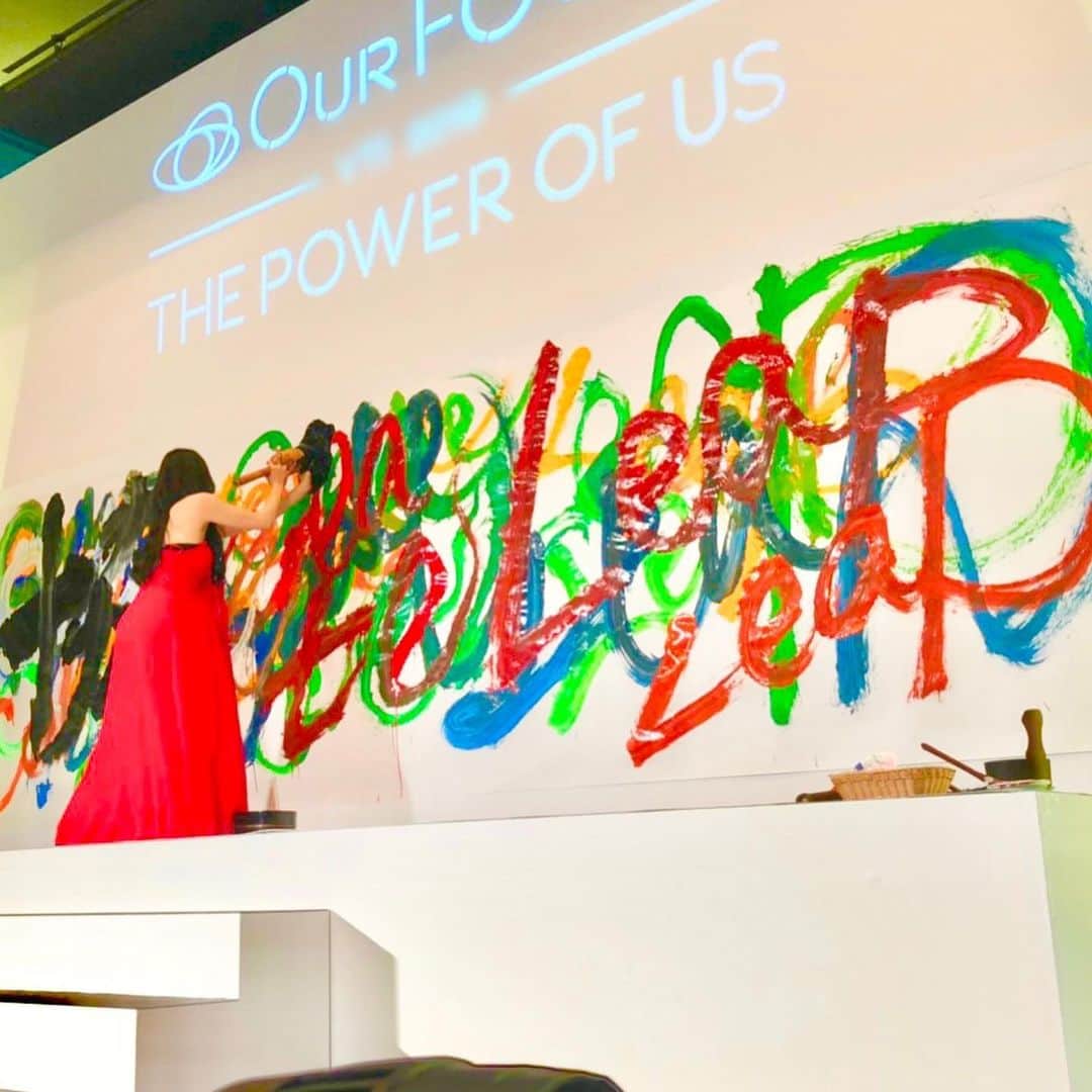 岡西佑奈さんのインスタグラム写真 - (岡西佑奈Instagram)「企業さまの “ビジョンを共有しコミュニケーションを深めるワークショップ” にてパフォーマンスさせていただきました。  色鮮やかにというご希望のもと描かせていただいた Collaborate・Create・Leap と色彩豊かに無数のこの言葉でキャンバスを埋め尽くし 協・創・跳 とその上に描きました。  書では余白こそが作品とさえ思いながら描いておりますが 余白を埋め尽くすかのように一線一線を描いた今回のパフォーマンスは 会場にいらした約400名の皆様の想いを共に彩るかのような気持ちになり、大変刺激をうけました^ ^！ #書道#書家#書道家#calligraphy#art#artist#岡西佑奈#yuunaokanishi#書道パフォーマンス#livepainting#書道家岡西佑奈」5月16日 15時08分 - yuunaokanishi