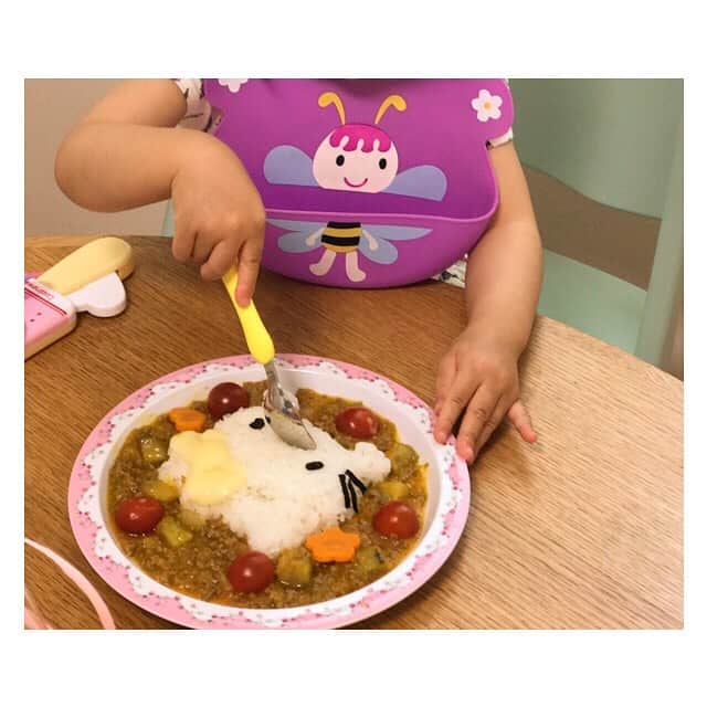 日高薫さんのインスタグラム写真 - (日高薫Instagram)「娘ちゃんカレーブーム🍛到来💘 先日はじめて作ったら、美味しい💕また作ってね！と嬉しいお言葉😂✌🏼 食が進まない時は目で楽しむ作戦からですね😅  #幼児食レシピ #幼児食献立 #工夫が必要な#2歳ごはん#1日3食献立 #2歳 #hallokitty #キティちゃん #キティちゃんカレー #キーマカレー #ポークカレー #茹ですぎほうれん草#女の子ママ #instafood #instakitty」5月16日 15時10分 - hidaka_kaoru_official