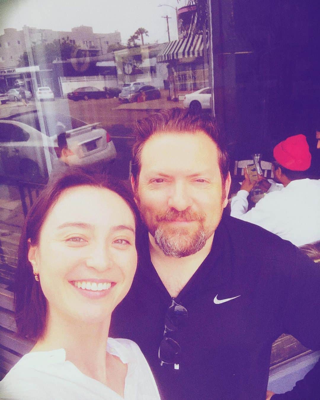 エミ・マイヤーのインスタグラム：「Lunch with the Man 🎥 @manvsyost ! 数々のマーヴェル映画などの制作に関わっているクリスさんとランチ！やはり夢のある台詞とストーリーを書く才能の持ち主で、会話もとても面白く、有名なチキンサンドを頂きながらとてもLAなひと時を過ごせました🙏！#sonofagun」