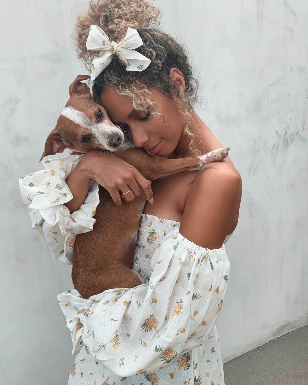 レオナ・ルイスのインスタグラム：「Emotional support 🐶💕」