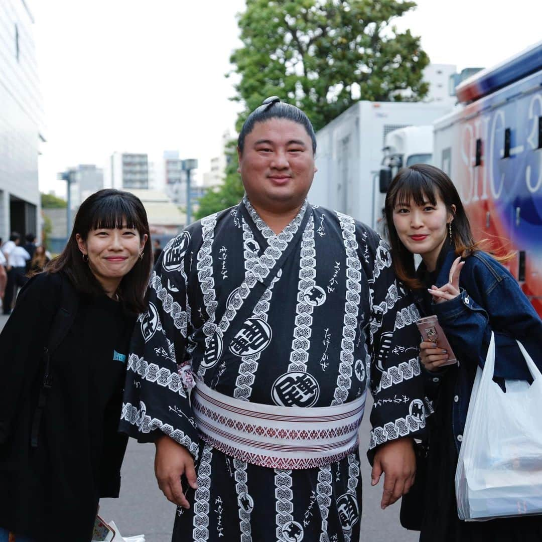 日本相撲協会さんのインスタグラム写真 - (日本相撲協会Instagram)「取組が終わった力士を待つお客様。 本日、五月場所5日目🌿 ・ #sumo #相撲 #大相撲  #日本 #japan #五月場所  #両国 #国技館 #両国国技館 #嘉風 #千代丸 #朝乃山 #松鳳山 #徳勝龍 #出待ち」5月16日 15時31分 - sumokyokai