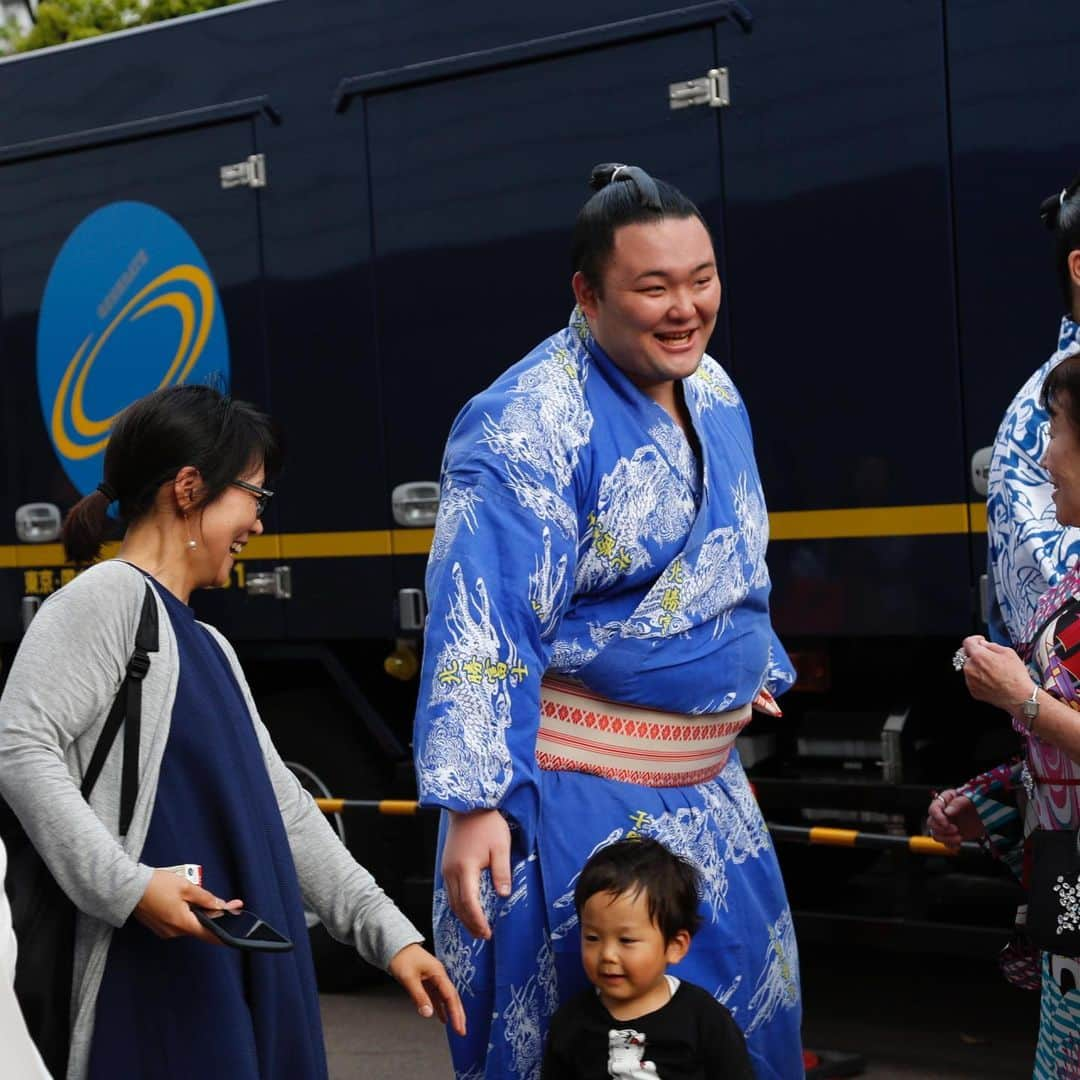 日本相撲協会さんのインスタグラム写真 - (日本相撲協会Instagram)「取組が終わった力士を待つお客様。 本日、五月場所5日目🌿 ・ #sumo #相撲 #大相撲  #日本 #japan #五月場所  #両国 #国技館 #両国国技館 #嘉風 #千代丸 #朝乃山 #松鳳山 #徳勝龍 #出待ち」5月16日 15時31分 - sumokyokai