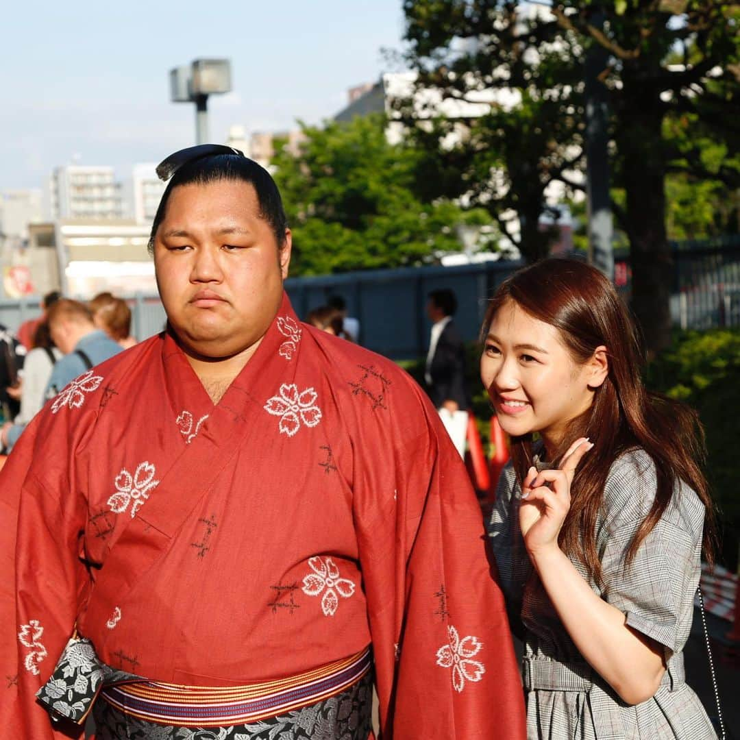 日本相撲協会さんのインスタグラム写真 - (日本相撲協会Instagram)「取組が終わった力士を待つお客様。 本日、五月場所5日目🌿 ・ #sumo #相撲 #大相撲  #日本 #japan #五月場所  #両国 #国技館 #両国国技館 #嘉風 #千代丸 #朝乃山 #松鳳山 #徳勝龍 #出待ち」5月16日 15時31分 - sumokyokai