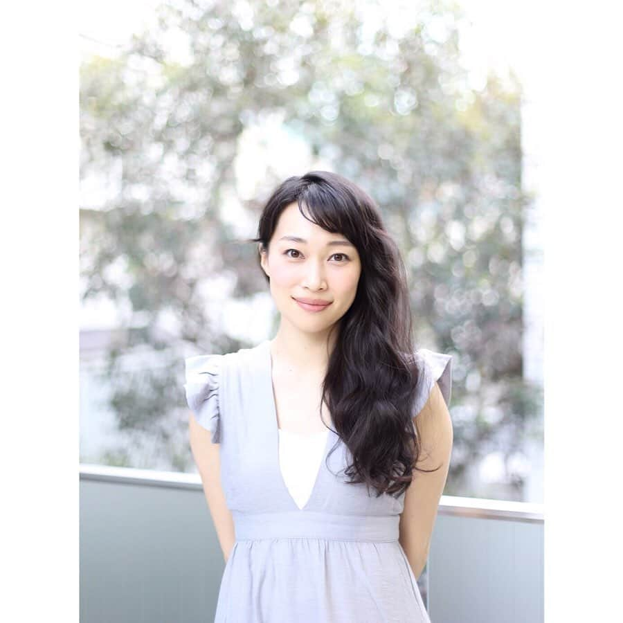 海隼人（有馬佐織）さんのインスタグラム写真 - (海隼人（有馬佐織）Instagram)「先日ストーリーズにupした トリートメント後の一眼📸で撮っていただいた写真 なんとな〜く久しぶりに🙃 というか初めてw インスタのアイコンしれっと変えてみたのですが🙂 こっちには何となく引きの画でup 💙🤪💙 ・ #ワンピース  @spickandspan_jp  @theodellsshop  #おにゅー #お気に入り ・ #初#アイコンチェンジ #トリートメント後 #まきまき#ゆるふわ @madder6red  #thanks #写真#photo#一眼レフ  #元宝塚#宝塚og #海隼人」5月16日 15時34分 - saorimahalo