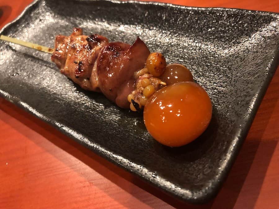のインスタグラム：「ジンジンさあさんカンカンと行った、さあさんの後輩のあっくんが働いてる #鳥唯 さん！まじで美味しすぎてビビった（ミシュランの星付き焼き鳥屋さんより美味しかった…🤫小声） #ちょうちん が大好きなんだけどなかなか置いてる店ないから食べれてハッピー！ とろっとろ☺️💕💕💕 てかお店のオーナーさんがママの店の常連さんだったの世界狭すぎて笑う。 さあさん、カンカン、ごちそうさまでした！！！🙇‍♀️あっくんもありがとうでした！！！」