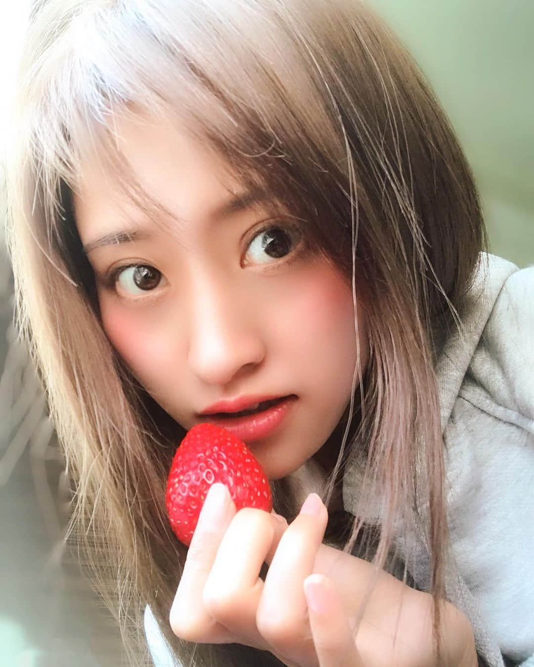 月中秋実さんのインスタグラム写真 - (月中秋実Instagram)「🍓 ・ ナチュラルメイク➕🍓 黒目がとても小さい。。。 ・ ・ #ナチュラルメイク#ナチュラル#メイク#メイクアップ#オフ日#休日#お家#夜#まで#暇#ヒマ#パーカー#スタイル#裸眼#すっぴん#近い#のに#アップ#ドアップ#自撮り#笑#いちご#苺#大好き#幸せ#自撮り女子#🍓#髪の毛#ボサボサ#無造作#笑」5月16日 15時37分 - tukinakaakimi