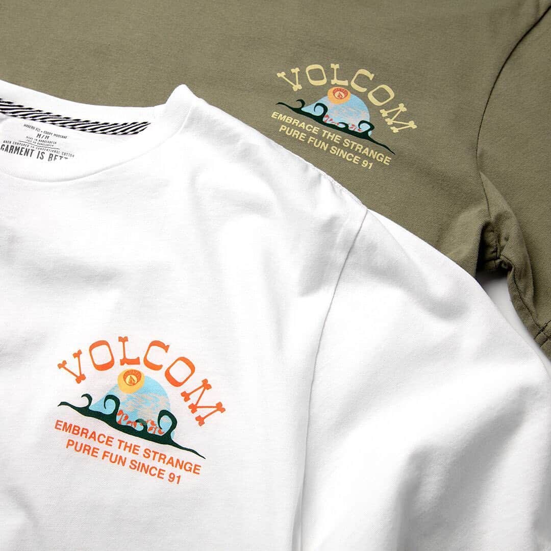 のインスタグラム：「FARM TO YARN ORGANIC TEE COLLECTION🌏 Tee: Natural Fun S/S Tee🌱 「FARM TO YARNプロジェクトは、人々のグループでの考え方を変える力を持っていると思います。それこそが彼らが生きていくための方法であり、彼らが常にとってきた方法であるのと同時に、まさに彼らの人生がどのようにできるのかということにおいて重要なものだと感じています。」 洋服を製造することは、汚いビジネスになり得る可能性があります… それを明らかにする短編ドキュメンタリー”FARM TO YARN”を公開📽🌏 字幕付フルムービーはプロフィールのリンクより📲 #Volcom #VolcomJapan #TrulyDefined #TrueToThis #ecotrue #VolcomNewFuture #Sustainability #ボルコム」