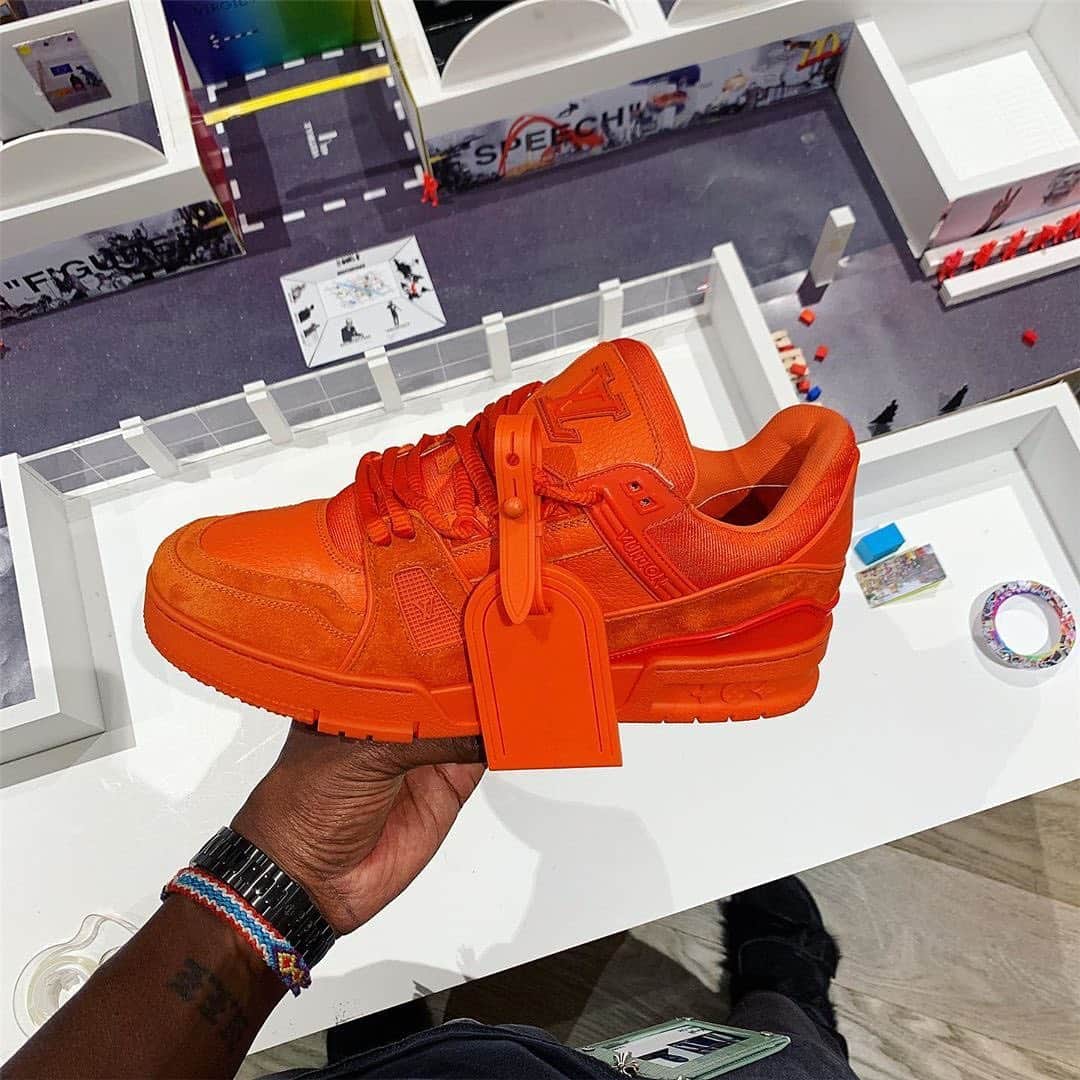 HYPEBEASTさんのインスタグラム写真 - (HYPEBEASTInstagram)「@hypebeastkicks: @virgilabloh teases a new bold orange low-top @louisvuitton sneaker, reminiscent of Kanye West’s LV Don Sneaker from 2009. Stay tuned for its release info.  Photo: Virgil Abloh」5月16日 15時39分 - hypebeast