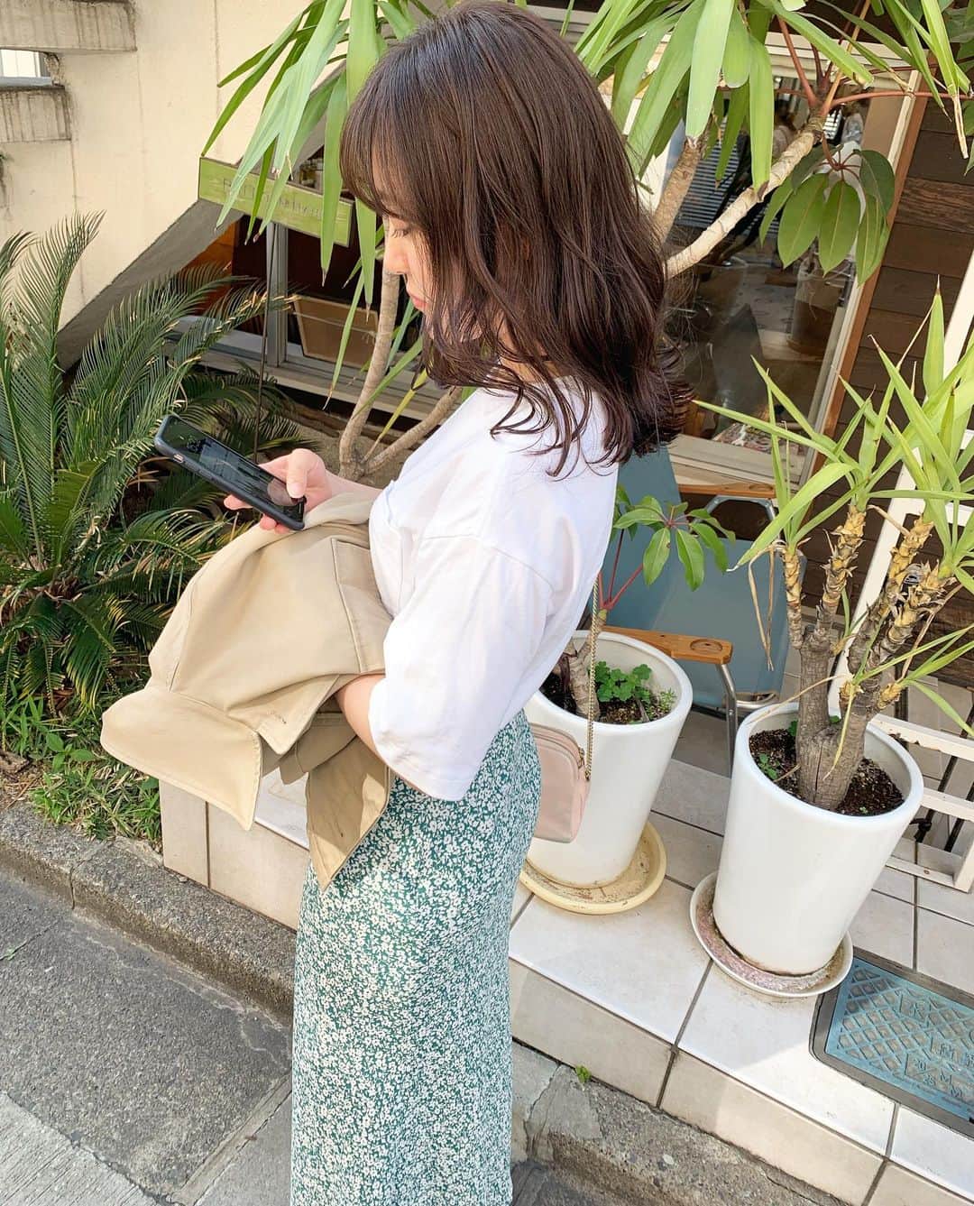 OYAMA KENICHIさんのインスタグラム写真 - (OYAMA KENICHIInstagram)「こつこつ重ねていくのが最高に可愛いです😉 ありがとうございました!! #ベージュカラー #カーキ  #ミディアムヘア #巻き髪」5月16日 15時42分 - kenichi_oyama_