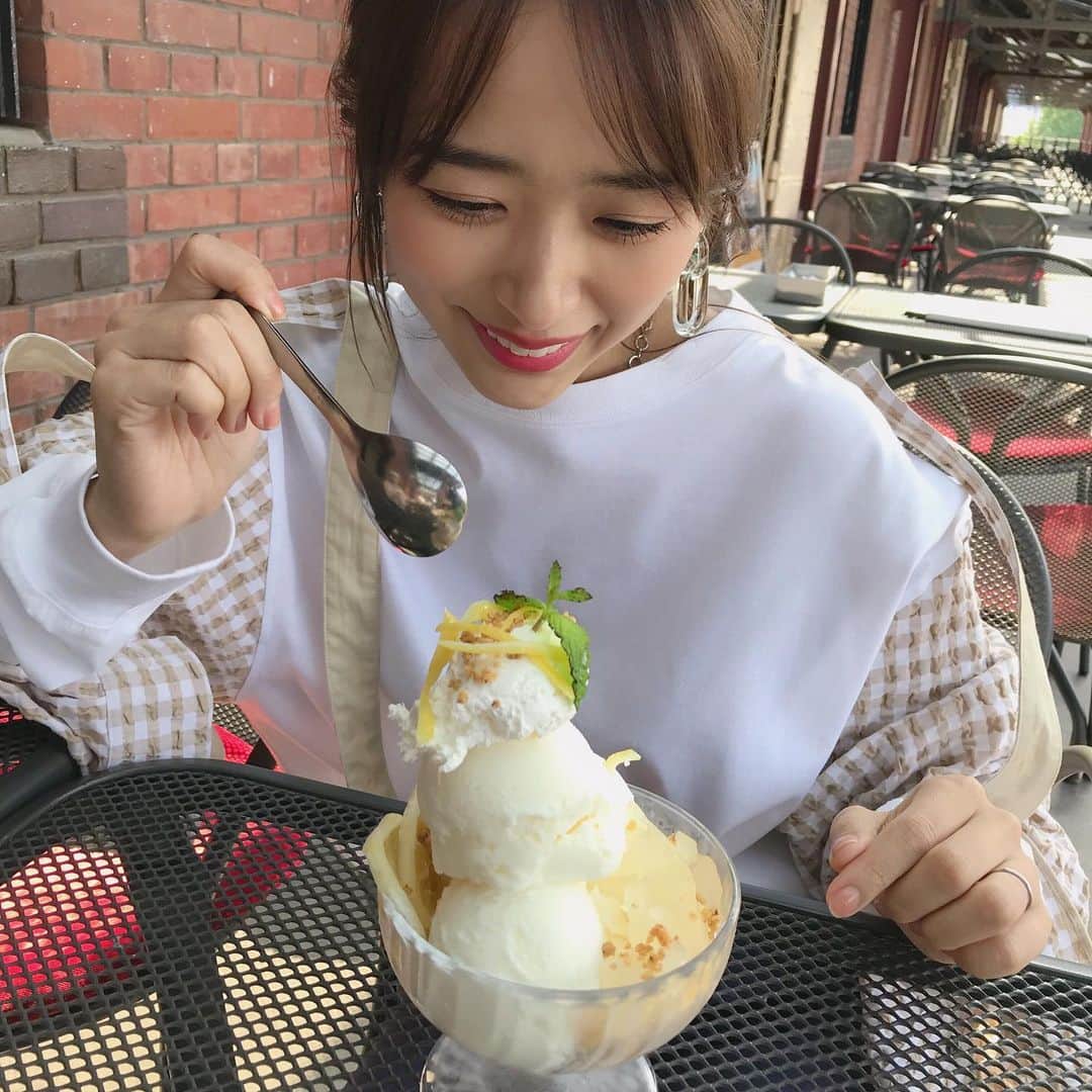 近藤千尋のインスタグラム：「今日は赤レンガで撮影☺️✨ お天気も気持ちいいー🌞❤️ 撮影で使ったデザートも 美味しく頂きました🤤🍋 さて娘ちゃんの元へ。。☺️🏫」
