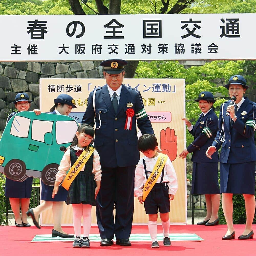 大阪府警察さんのインスタグラム写真 - (大阪府警察Instagram)「春の全国交通安全運動（5月11日から20日までの10日間）に伴い、特別ゲストに俳優・歌手の松平健さんをお招きし、5月10日に大阪城公園天守閣北詰広場で2019年春の全国交通安全運動キャンペーンを行いました。  #大阪府警察公式#大阪府交通対策協議会 #大阪府警察#大阪府警#春の全国交通安全運動#安全運動#松平健#松ケン#マツケン#マツケンサンバ#ダイちゃんサンバ#ダイちゃん38#横断歩道ハンドサイン運動#ハンドサイン運動#大阪城公園#交通安全教育班#交通安全教育#交通安全#二輪」5月16日 16時13分 - fukei_koho