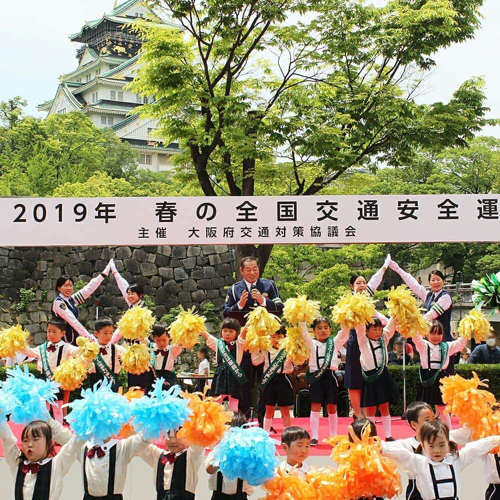 大阪府警察さんのインスタグラム写真 - (大阪府警察Instagram)「春の全国交通安全運動（5月11日から20日までの10日間）に伴い、特別ゲストに俳優・歌手の松平健さんをお招きし、5月10日に大阪城公園天守閣北詰広場で2019年春の全国交通安全運動キャンペーンを行いました。  #大阪府警察公式#大阪府交通対策協議会 #大阪府警察#大阪府警#春の全国交通安全運動#安全運動#松平健#松ケン#マツケン#マツケンサンバ#ダイちゃんサンバ#ダイちゃん38#横断歩道ハンドサイン運動#ハンドサイン運動#大阪城公園#交通安全教育班#交通安全教育#交通安全#二輪」5月16日 16時13分 - fukei_koho