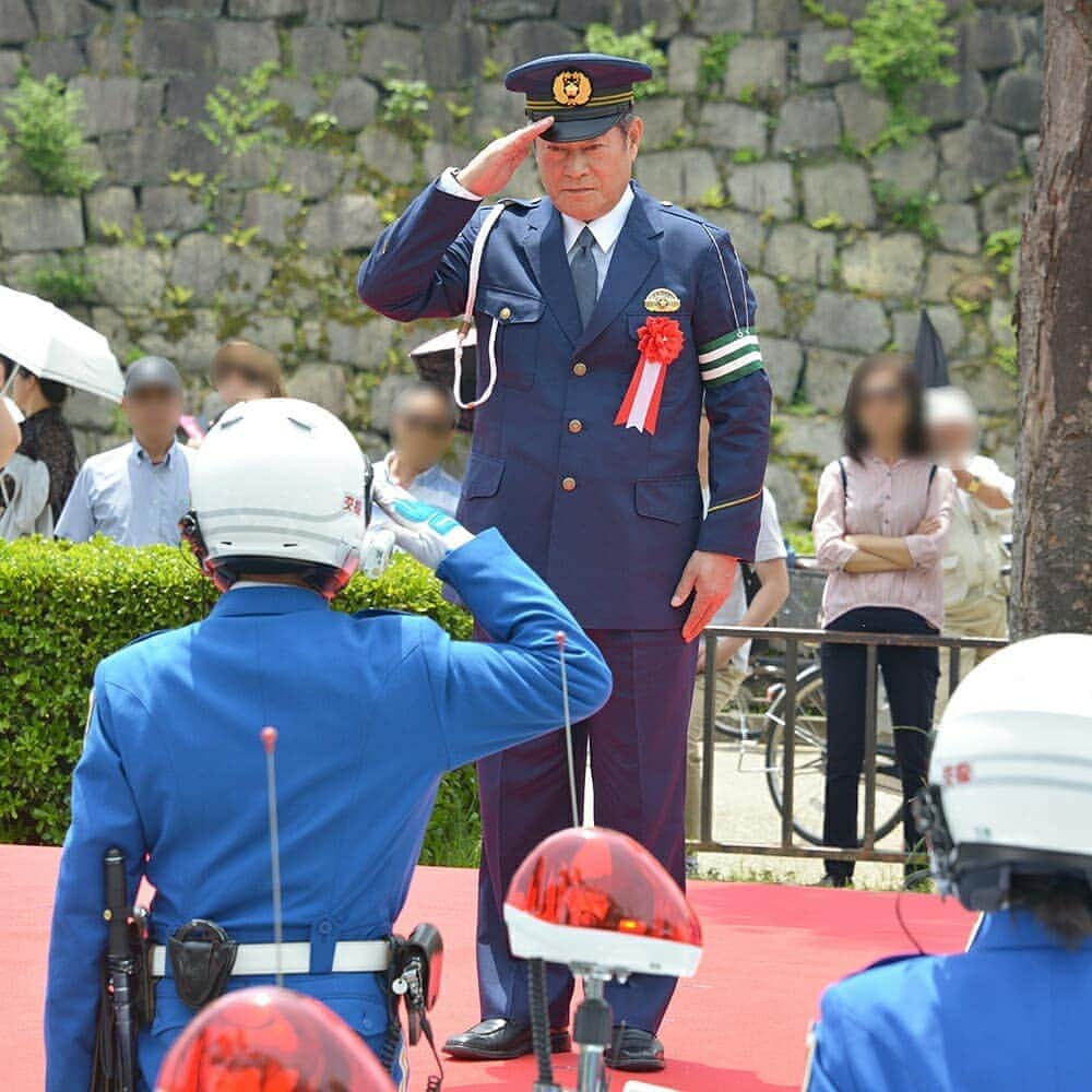 大阪府警察さんのインスタグラム写真 - (大阪府警察Instagram)「春の全国交通安全運動（5月11日から20日までの10日間）に伴い、特別ゲストに俳優・歌手の松平健さんをお招きし、5月10日に大阪城公園天守閣北詰広場で2019年春の全国交通安全運動キャンペーンを行いました。  #大阪府警察公式#大阪府交通対策協議会 #大阪府警察#大阪府警#春の全国交通安全運動#安全運動#松平健#松ケン#マツケン#マツケンサンバ#ダイちゃんサンバ#ダイちゃん38#横断歩道ハンドサイン運動#ハンドサイン運動#大阪城公園#交通安全教育班#交通安全教育#交通安全#二輪」5月16日 16時13分 - fukei_koho