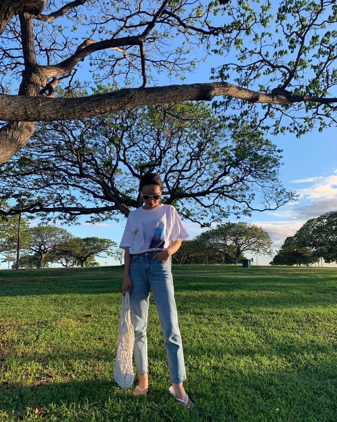 春名亜美さんのインスタグラム写真 - (春名亜美Instagram)「先日の公園コーデ🌳 Tシャツ×デニム×ビーサンって、一番簡単なようで、一番バランスが難しいコーデな気がする。 だからこそTシャツが可愛いと安心☺️🍀 ・ #プリントTシャツ @fromfirstmusee  #マムデニム @fromfirstmusee  #プレートピアス (Silver) @fromfirstmusee  #メッシュバッグ @fromfirstmusee  #ビーサン @oldnavy ・ ・ ・ #fromfirstmusee #Musee #フロムファーストミュゼ#coordinate #ootd #outfit #fashion #mamafashion #ママコーデ #ママコーディネート #ハワイコーデ #hawaiilife #ハワイ暮らし #ハワイ生活」5月16日 16時02分 - amiharunaami