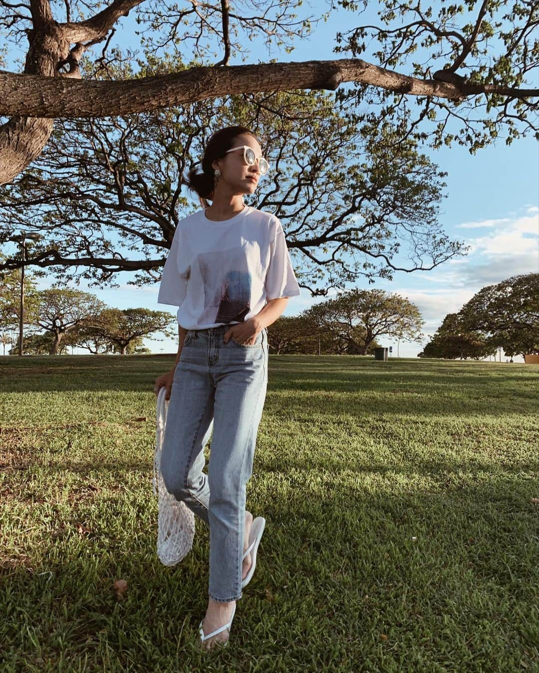 春名亜美さんのインスタグラム写真 - (春名亜美Instagram)「先日の公園コーデ🌳 Tシャツ×デニム×ビーサンって、一番簡単なようで、一番バランスが難しいコーデな気がする。 だからこそTシャツが可愛いと安心☺️🍀 ・ #プリントTシャツ @fromfirstmusee  #マムデニム @fromfirstmusee  #プレートピアス (Silver) @fromfirstmusee  #メッシュバッグ @fromfirstmusee  #ビーサン @oldnavy ・ ・ ・ #fromfirstmusee #Musee #フロムファーストミュゼ#coordinate #ootd #outfit #fashion #mamafashion #ママコーデ #ママコーディネート #ハワイコーデ #hawaiilife #ハワイ暮らし #ハワイ生活」5月16日 16時02分 - amiharunaami