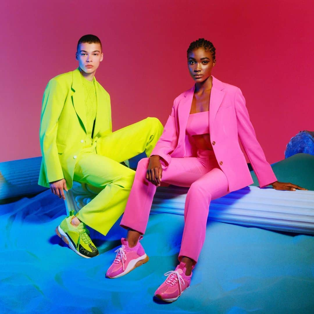 ジャンニヴェルサーチさんのインスタグラム写真 - (ジャンニヴェルサーチInstagram)「Tailoring in fluorescent hues is paired with matching tone Cross Chainer sneakers. Discover the #VersaceSS19 new arrivals at the link in bio.」5月16日 16時07分 - versace