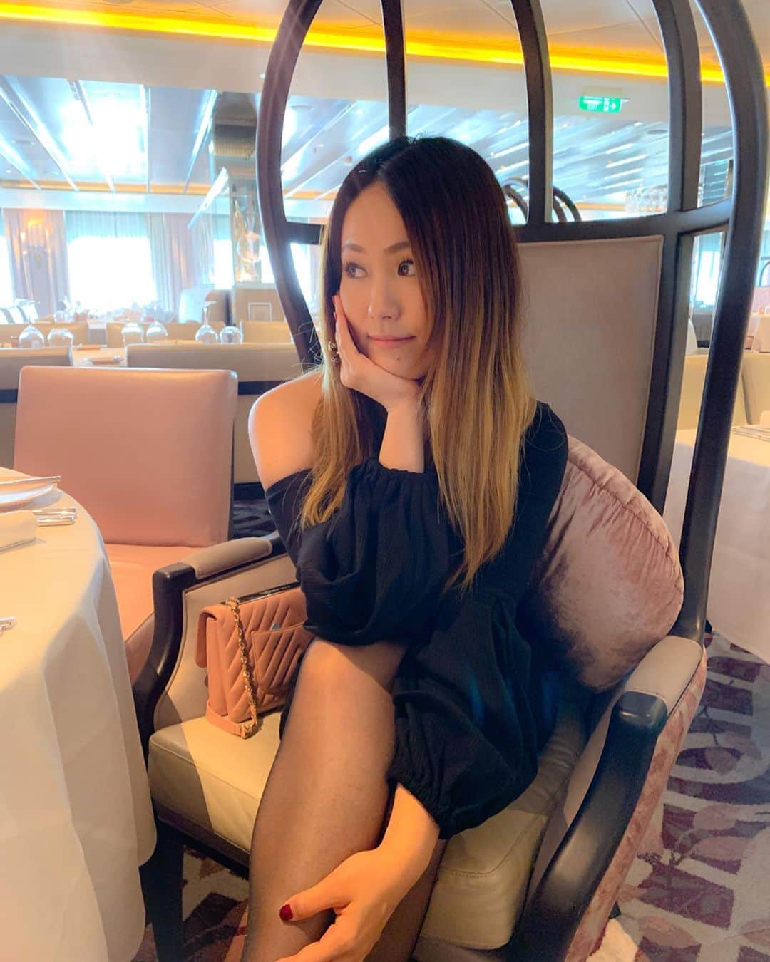 Chiakiさんのインスタグラム写真 - (ChiakiInstagram)「This pink interior is from a French restaurant aboard Celebrity Cruise's Edge vessel. Pink will be my favourite colour even when I become 80 years old! 👵 ピンクのデザインで可愛いのはフレンチレストラン💓」5月16日 16時15分 - chiakiinengland