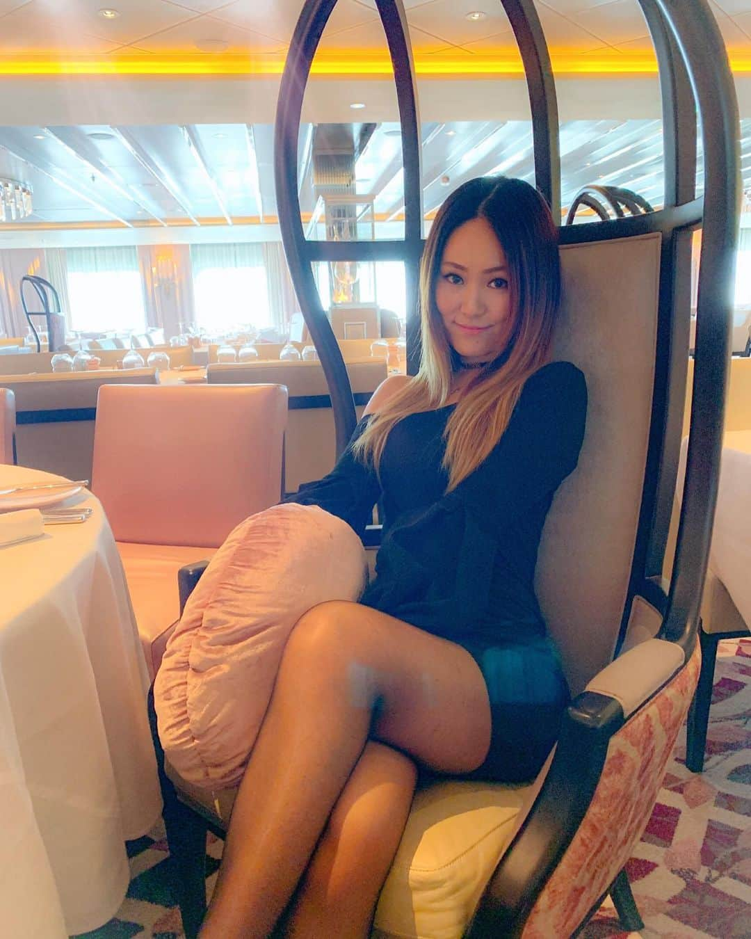 Chiakiさんのインスタグラム写真 - (ChiakiInstagram)「This pink interior is from a French restaurant aboard Celebrity Cruise's Edge vessel. Pink will be my favourite colour even when I become 80 years old! 👵 ピンクのデザインで可愛いのはフレンチレストラン💓」5月16日 16時15分 - chiakiinengland