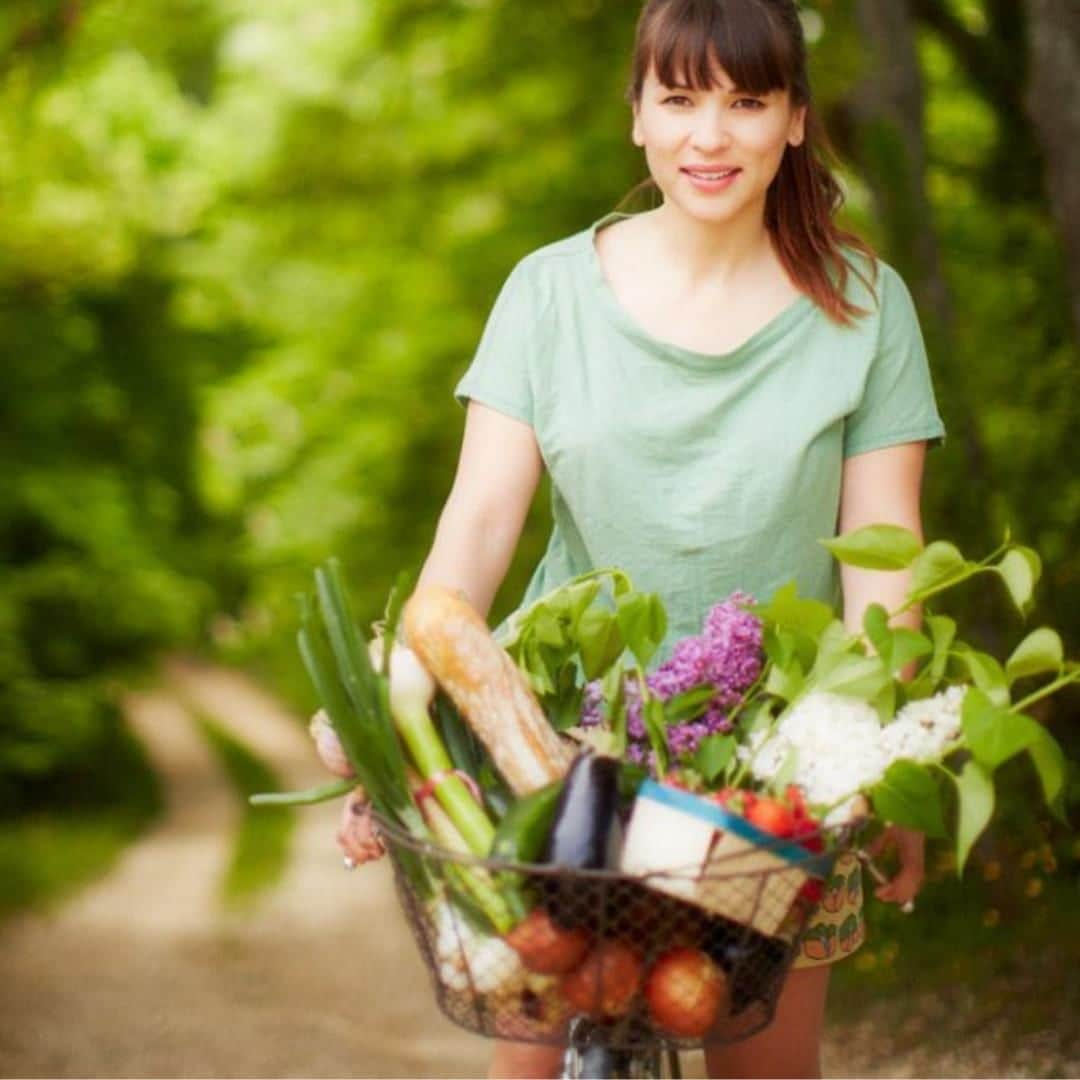 レイチェル・クーさんのインスタグラム写真 - (レイチェル・クーInstagram)「What exciting weekend food adventures are you planning? 🍴I used to love riding around the markets in Paris to pick up exciting new ingredients to try (this is me gathering supplies on my bike for #MyLittleFrenchKitchen cookbook shoot) 🍏🍅 📸: @DavidLoftus . . . . . . . #throwback #TBT #ThrowbackThursday #Rachelkhoo #Memories #Memorylane #France #Paris #markets #cookbook #author #cook #produce #freshproduce」5月16日 16時20分 - rachelkhooks