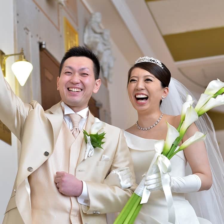 ホテルモントレウェディング【公式】 のインスタグラム：「♥ ￣￣￣￣￣￣￣￣￣￣ @montereyweddingをフォローして 『 #モントレ花嫁 』『 #ホテルモントレ』の タグをつけて投稿してくださいね＊*. . 笑顔いっぱいの幸せなお姿が 親御様への1番の親孝行では・・・♡ . ◆ホテルモントレ公式HPはこちら* https://www.monterey-wedding.jp . #モントレ #モントレ花婿  #dressy花嫁 #プレ花嫁 #marry花嫁 #卒花 #marryxoxo #wedding #weddingceremony #weddingreception #weddingparty #weddingdress #dress #flower #weddingbouquets #プラコレ #結婚式場 #ウエディングニュース  #日本中のプレ花嫁さんと繋がりたい #結婚式 #パーティー #披露宴 #ホテルウェディング #weddingphoto #weddingphotography #weddingsnap #weddingmemories」