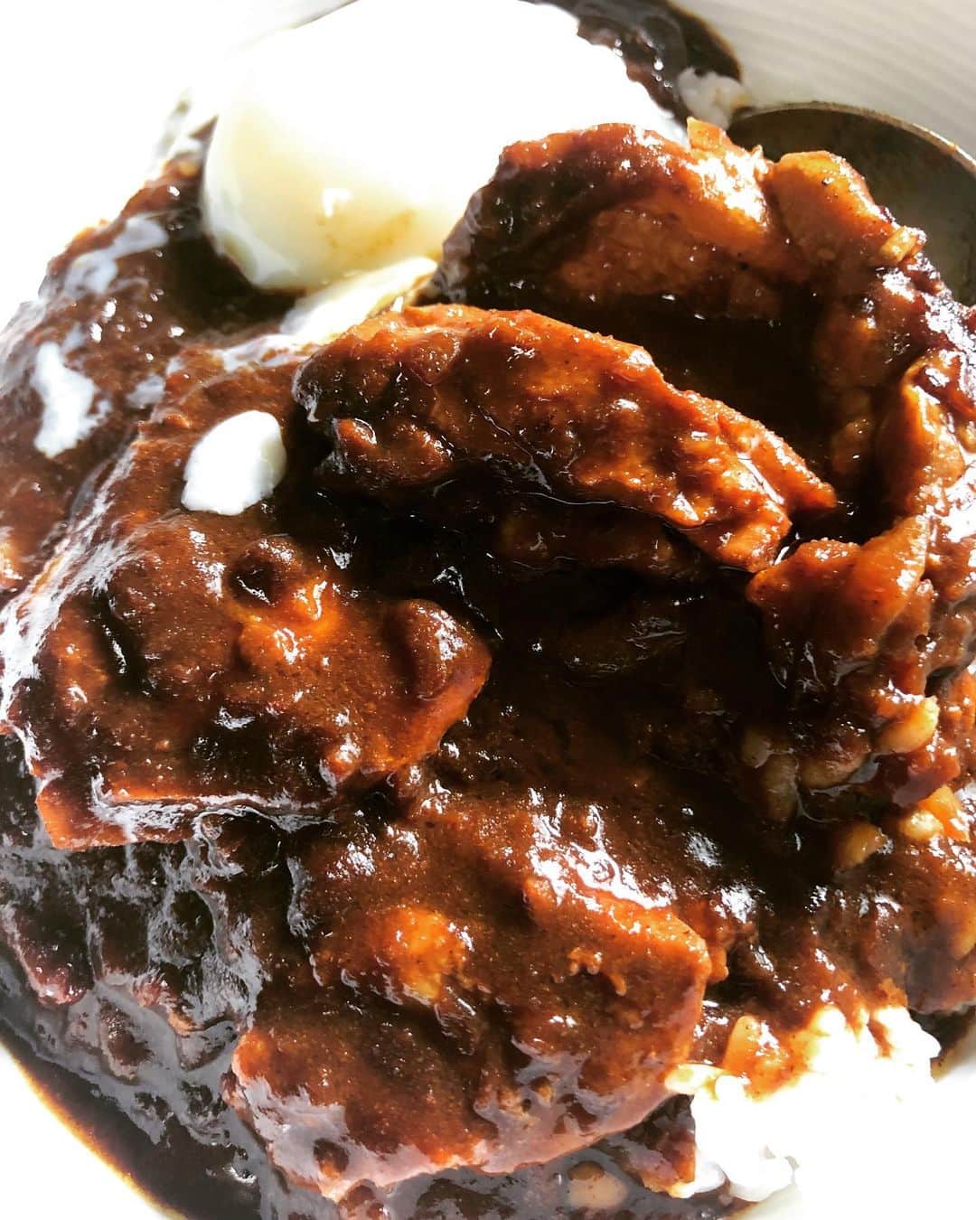 大根仁のインスタグラム：「今日のサラメシ。今年最後の松屋ごろチキカレー。温玉乗っけて。今年は３回しか食べられなかったなあ。グランドメニュー入りを望む声も多いけど、僕は今のまま期間限定で良いと思います。さようなら、また来年。」