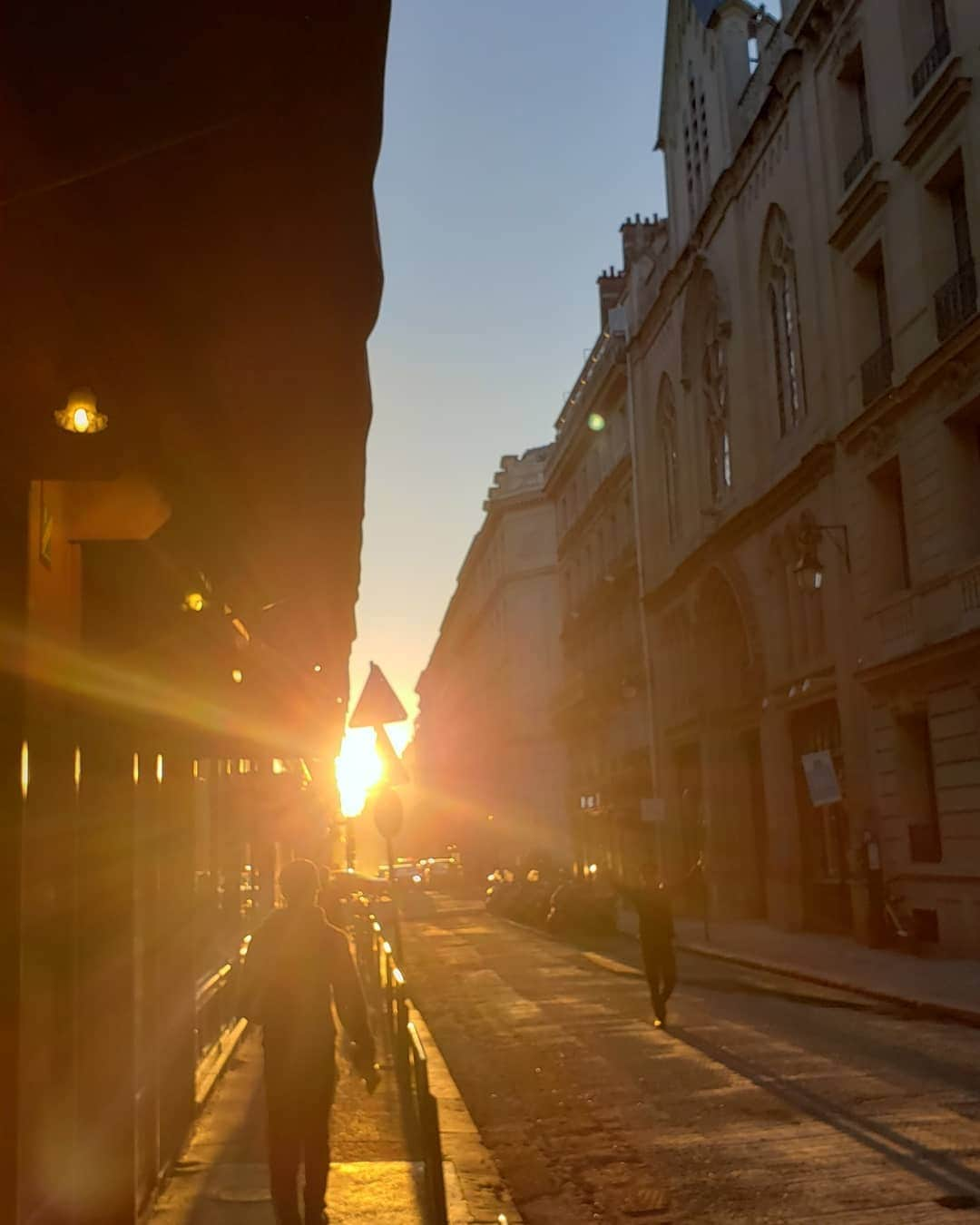 ピーターさんのインスタグラム写真 - (ピーターInstagram)「Parisに来たらホントに良く歩きます❤️(笑) でも石畳だから、 寝る前には、足湯しないとパンパンに‼️(爆)  ハワイでお知り合いになった、 Paris在住の阿部夫妻とディナー❤️ 21時30分頃の夕陽。サマータイムだからね。 帰り道、トロカデロ広場で、 エッフェル塔を持ち上げました‼️(笑)  #ピーター #池畑慎之介 #石畳 #エッフェル塔 #トロカデロ広場 #ロングバケーション #Paris一人旅」5月16日 16時25分 - oziba1952