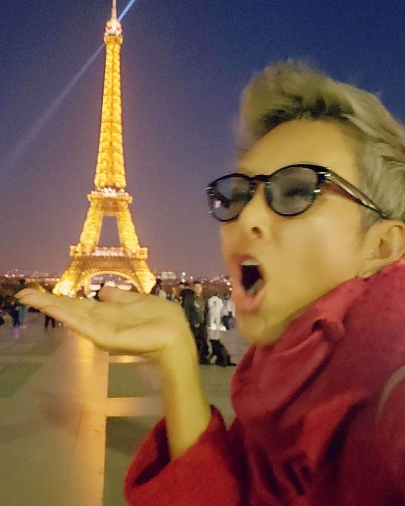 ピーターさんのインスタグラム写真 - (ピーターInstagram)「Parisに来たらホントに良く歩きます❤️(笑) でも石畳だから、 寝る前には、足湯しないとパンパンに‼️(爆)  ハワイでお知り合いになった、 Paris在住の阿部夫妻とディナー❤️ 21時30分頃の夕陽。サマータイムだからね。 帰り道、トロカデロ広場で、 エッフェル塔を持ち上げました‼️(笑)  #ピーター #池畑慎之介 #石畳 #エッフェル塔 #トロカデロ広場 #ロングバケーション #Paris一人旅」5月16日 16時25分 - oziba1952