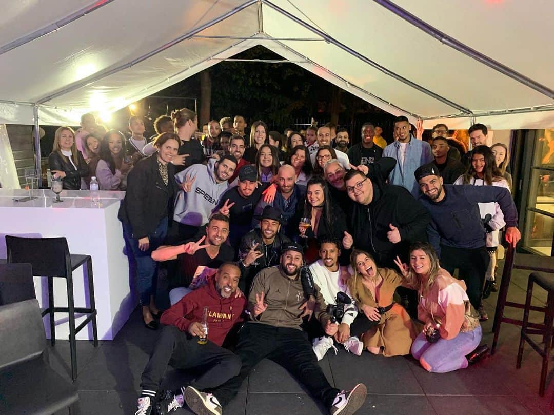 のインスタグラム：「🇫🇷 Merci pour cette soirée magnifique! Je vous aime les amis ❤️ | 🇧🇷 Obrigado por essa noite maravilhosa! Amo vocês meus amigos ❤️ #BirthdayM5」