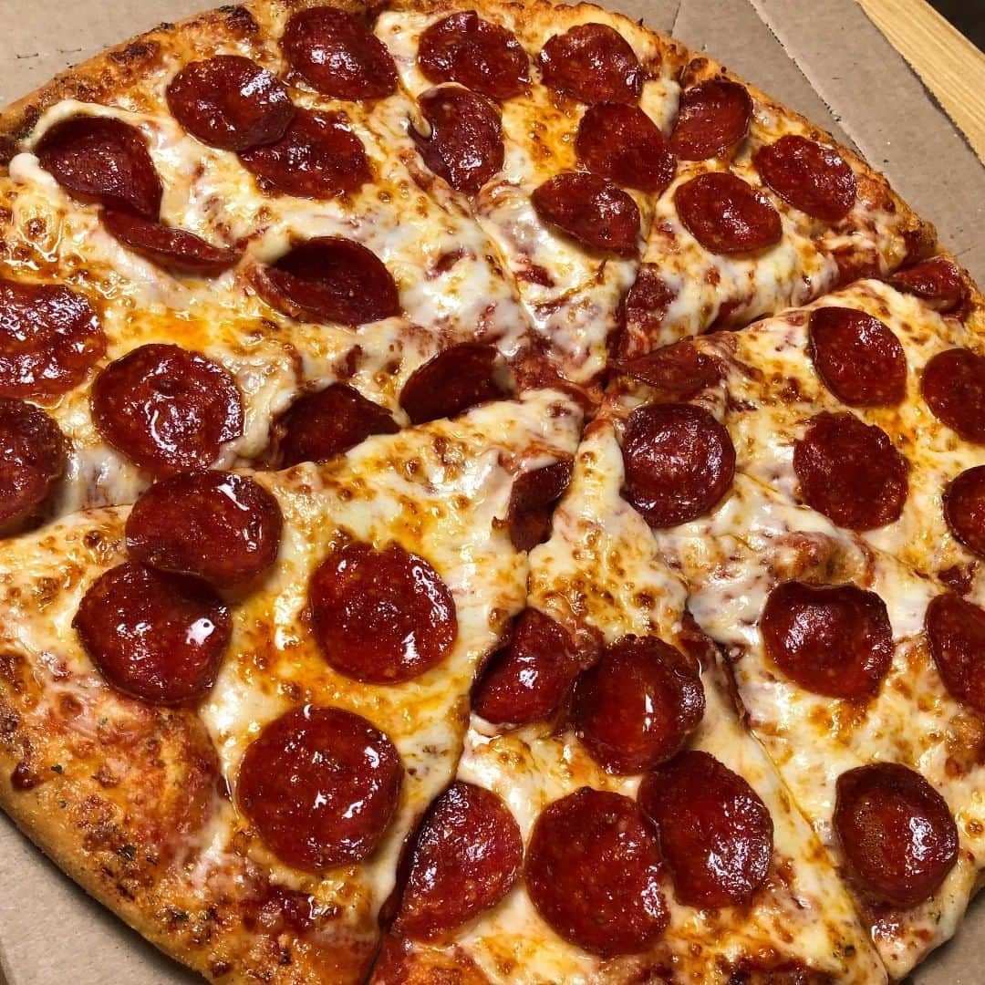 Domino's Pizzaさんのインスタグラム写真 - (Domino's PizzaInstagram)「Do you eat the pepperoni off first? Leave it on the slice? We need to know... so comment below. 👇」5月16日 7時45分 - dominos