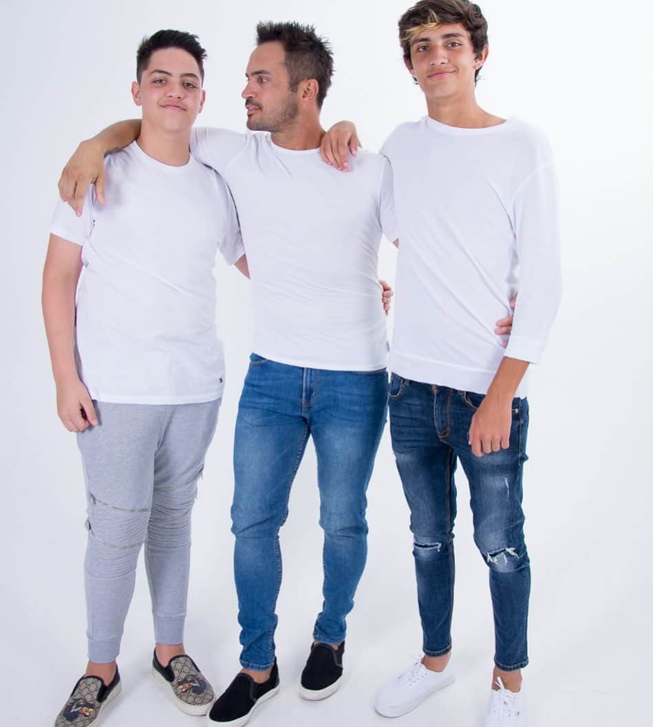 アレッサンドロ・ローザ・ヴィエイラのインスタグラム：「Hoje me deu uma vontade de dizer o quanto eu amo vocês meus filhos @luigi12mendes @enzo12mendes ! Como é bom ter a amizade de vocês e cada vez mais próximos de sentimentos! Apenas amo vocês! ❤️❤️」