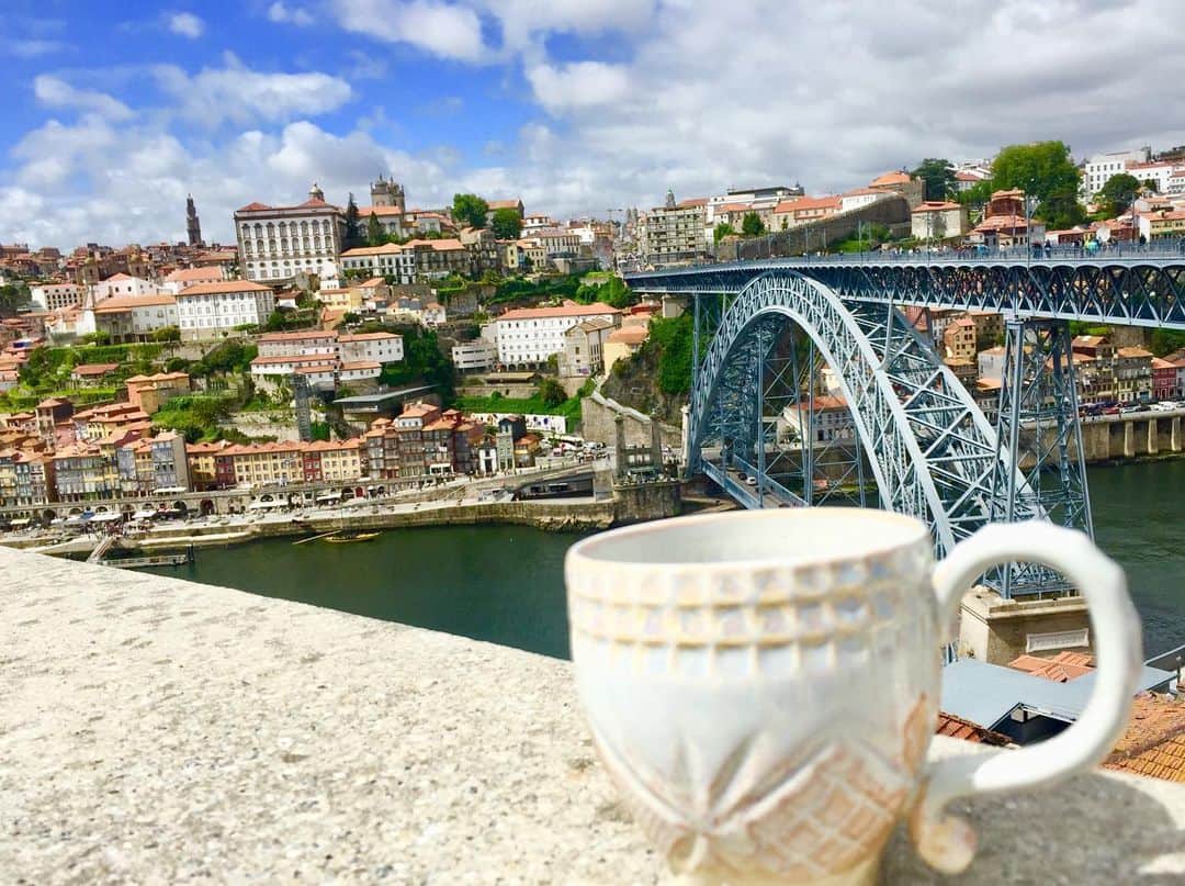 HANSEL&GRETELさんのインスタグラム写真 - (HANSEL&GRETELInstagram)「☕️COSTA NOVAマグカップ☕️ ポルトガル北部の小さなリゾート地“COSTA NOVA”、海辺の町のシンプルでリラックスした生活をコンセプトにつくられたマグ。手作りならではの温かみが感じられるこのマグは、食卓にゆったりとした雰囲気を演出します😊 📷Shot in Porto  COSTA NOVAマグ ¥1,600 ※各税別  #hanselandgretelretel #seijo #natural #photo #flower  #成城学園前 #成城 #雑貨 #暮らし  #生活 #セレクトショップ #ライフスタイルショップ  #ナチュラル #シンプルライフ #ヘンゼルandグレーテル  #コスタノバ #costanova  #costanova食器 #食器 #マグカップ #マグ #ポルトガル #portugal  #ポルト #porto」5月16日 7時56分 - hansel_and_gretel_official